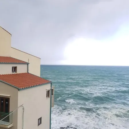 Tra La Rocca E Il Mare