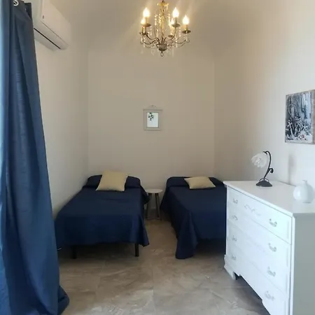Tra La Rocca E Il Mare Cefalu