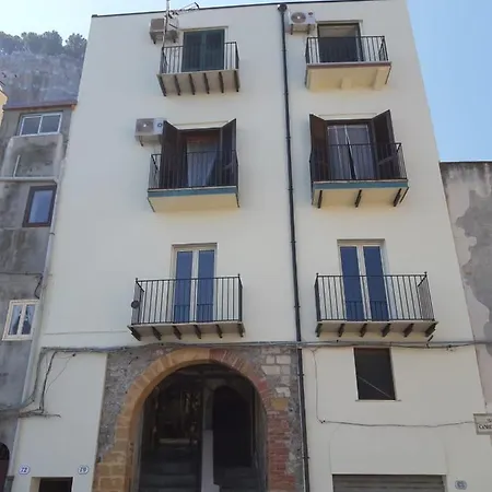Tra La Rocca E Il Mare Cefalu