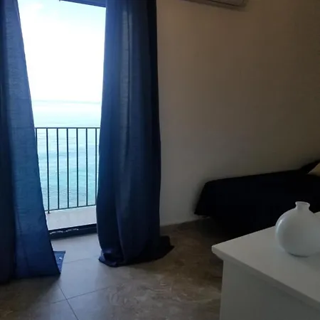Tra La Rocca E Il Mare Cefalu