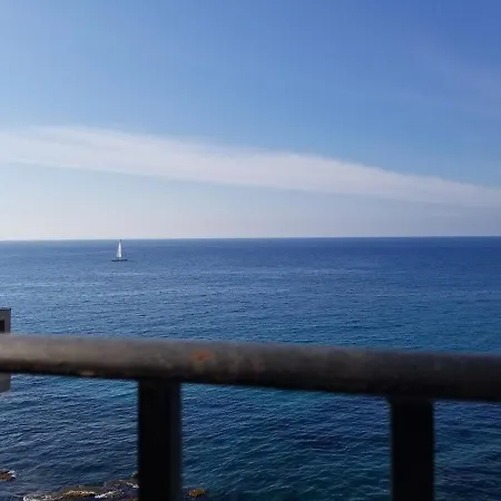 Tra La Rocca E Il Mare *