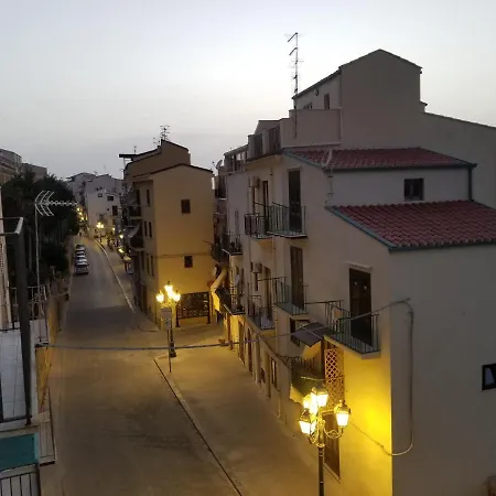 Tra La Rocca E Il Mare *